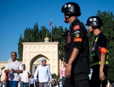 Σκληρό βίντεο: Ξυλοδαρμός Ουιγούρου από Κινέζο αστυνομικό